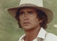 Unsere kleine Farm – Entsetzt muss Charles (Michael Landon) mit ansehen, wie das Ehepaar Cooper einen Abhang hinunterstürzt und tödlich verunglückt.