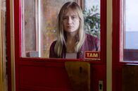 Das Verschwinden – ARD Degeto DAS VERSCHWINDEN - (1) JANINE Uhr im ERSTEN. Michelle Grabowski (Julia Jentsch) macht sich auf die Suche nach ihrer Tochter, die unter mysteriösen Umständen wie vom Erdboden verschluckt scheint. Bei ihren Nachforschungen wird sie zunehmend mit den Fehlern, die sie in der Vergangenheit als Mutter gemacht hat, konfrontiert.
