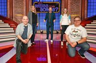 Wer weiß denn sowas? – Moderator Kai Pflaume (M.) und seine Rateteam-Kapitäne Bernhard Hoëcker (l.) und Elton (r.) begrüßen in dieser Sendung die Rennrodlerin und Olympiasiegerin Natalie Geisenberger (2.v.l.) und die Skeletonpilotin und ebenfalls Olympiasiegerin, Hannah Neise (2.v.r.).