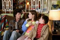 The Middle – Während Frankie und Charlie davon sprechen, möglicherweise auszuziehen, haben deren Kinder eigene Probleme. Axl (Charlie McDermott, l.) täuscht eine Krankheit vor, Sue (Eden Sher, M.) muss einen Sketch für die Schule proben und Brick (Atticus Shaffer, r.) zitiert auf einmal Shakespeare ...