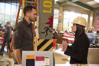 Community – Die Neue am Greendale College, Frankie (Paget Brewster, r.), will Jeff (Joel McHale, l.) doch tatsächlich den Alkohol im Aufenthaltsraum verbieten ...