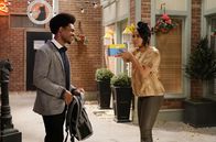 Call Me Kat – Carter (Julian Gant, l.); Randi (Kyla Pratt, r.)