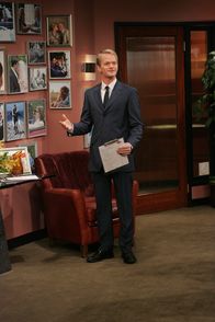 How I Met Your Mother – Wird von Ellen durchschaut: Barney (Neil Patrick Harris) ...