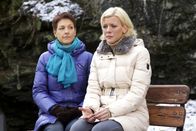 In aller Freundschaft – Valerie Hoppe (Eva Habermann, rechts) macht sich große Vorwürfe. Ihretwegen hat sich ihr Freund Uwe in einer Höhle verirrt und schwebt wahrscheinlich in Lebensgefahr. Uwe ist Diabetiker und hat kein Insulin dabei. Pia Heilmann (Hendrikje Fitz) versucht Valerie zu beruhigen. Wahrscheinlich hat Roland Heilmann Uwe bereits gefunden und dann befindet sich dieser in den Händen eines Arztes. In welcher Gefahr sich die beiden Männer tatsächlich befinden, ahnen Valerie und Pia nicht.