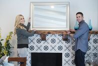 Die Super-Makler - Top oder Flop? – Als Tarek (r.) und Christina (l.) an ein Objekt im Mid-Century-Stil gelangen, ist der optische Anspruch der Nachbarschaft hoch - schafft das Makler-Paar mit ihrem Design eine Punktladung für die Käufer?; Als Tarek (r.) und Christina (l.) an ein Objekt im Mid-Century-Stil gelangen, ist der optische Anspruch der Nachbarschaft hoch - schafft das Makler-Paar mit ihrem Design eine Punktladung für die Käufer?