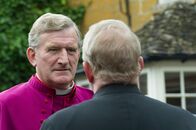 Father Brown – Bischof Talbot (Malcolm Storry, l.) und Father Brown (Mark Williams, r.) beraten sich.