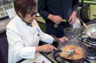 Küchen der Welt – Die Köchin Nooror Somany-Steppe mit ihrem Sohn bei der Zubereitung von Tom Yum Goong – Thailands würzige Garnelensuppe