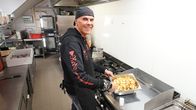 ZDF.reportage – Rene Dost packt als Chef überall mit an.