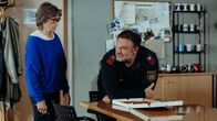 Die Bergretter – Monika Winkler (Tina Engel) bemängelt die körperliche Fitness von Polizist Gert (Martin Leutgeb).