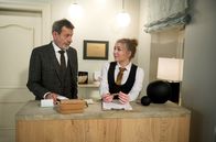 Rote Rosen – Gunter (Hermann Toelcke, l.) horcht auf, als Jolina (Hanna-Marie Hofmann, r.) Davids Aufenthalt in der Suite erwähnt.