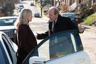Jack Reacher – Siegesgewiss und karrierebewusst versucht Staatsanwalt Rodin (Richard Jenkins, r.) alles, um seine Tochter Helen (Rosamund Pike, l.) vom Fall James Barr abzubringen. Doch diese ist sich ziemlich sicher, dass ihr Mandant unschuldig ist ...
