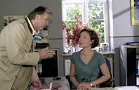 Die Rosenheim-Cops – Für schöne Frauen hat Charmeur Ferdinand Reischl (Wolfgnag Fierek) immer einen Moment Zeit und auch Frau Stockl (Marisa Burger) ist begeistert.