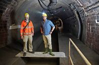 Zengleins Zehn – Moderator Johannes Zenglein (rechts) und Wolfgang Kappler (Tiefbauamt Karlsruhe) in Deutschlands größtem Abwasserkanal, dem Landgraben in Karlsruhe.