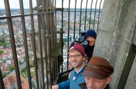 Zengleins Zehn – Moderator Johannes Zenglein (Mitte) und Turmwart Florian Gumper auf der Kranzgalerie des Ulmer Münsters.