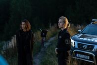 Cryptid – Polizistin Petra (Angelina Håkansson, r.) befragt Lisa (Astrid Morberg, l.), was sie am See gesehen hat.