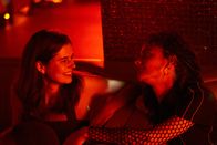 Conversations with Friends – Bobbi (Sasha Lane, r.) und Frances (Alison Oliver, l.) gehen zusammen feiern und genießen ihre Zeit zusammen. Doch Frances scheint sich auch immer häufiger alleine davon zu schleichen.