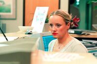 The Office – Dawn (Lucy Davis) sammelt Geld für einen wohltätigen Zweck.