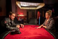 Notruf Hafenkante – Kris‘ (Marc Barthel) Vermutung hat sich bestätigt: Seine Ex-Freundin Lena (Anna Hofbauer) veranstaltet immer noch illegale Pokerrunden.