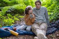 In Wahrheit – Moritz Brück (Robert Finster) und sein Sohn Theo (Theo Hache) campen gerne im Wald.