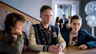 Code M – Nur mit einigen Tricks kommen Jules (Joes Brauers, l), Rik (Senna Borsato) und Isabel (Nina Wyss) dem Schwert des Musketiers D' Artagnan auf die Spur.