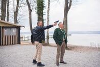 Hubert ohne Staller – Eine hupende Alarmanlage führt Hubert (Christian Tramitz, l.) und Girwidz (Michael Brandner, r.) in einen Campingpark am Starnberger See. Sie vermuten einen Einbruch ...