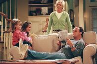 Immer wieder Jim – Jim (Jim Belushi, r.) und Cheryl (Courtney Thorne-Smith, 2.v.r.) überlegen sich, ob ihre vielen aufgestellten Regeln das Familienleben mit ihren Kindern Ruby (Taylor Atelian, 2.v.l.) und Gracie (Billi Bruno, l.) negativ beeinträchtigen ...