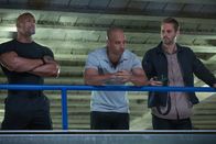 Fast & Furious 6 – Finden wieder zusammen, um den Überfall auf einen Militär-Konvoi zu verhindern: Hobbs (Dwayne Johnson, l.), Dom (Vin Diesel, M.) und Brian (Paul Walker, r.) ...