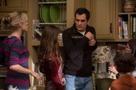 Modern Family – l-r: Claire Dunphy (Julie Bowen), Haley Dunphy (Sarah Hyland), Phil Dunphy (Ty Burrell)