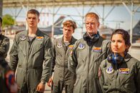 High-Flyers – Rutger de Man (Josha Stradowski, l.), Guus Walema (Soy Kroon, 2.v.l.), Dennis de Waal (Bart Harder, 2.v.r.) und Leyla Demir (Sinem Kavus, r.) lernen, dass jeder von ihnen für die Sicherheit auf dem Militärflugplatz verantwortlich ist.