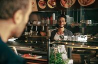 Tatort – Memo (Burak Yigit, r.) serviert Robert Karow (Mark Waschke, l.) in seinem Imbiss- und Tattoo-Shop „Memo‘s Tattoo & Döner“ Essen und manchmal auch einen Hinweis.