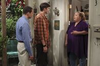 Two and a Half Men – Nach mehreren fehlgeschlagenen Versuchen, eine Haushälterin zu finden, wollen Alan (Jon Cryer, l.) und Walden (Ashton Kutcher, M.) Berta (Conchata Ferrell, r.) wieder zurück. Doch wird sie sich von den beiden überzeugen lassen?