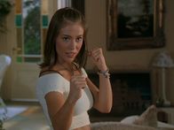 Charmed - Zauberhafte Hexen – Phoebe (Alyssa Milano) setzt sich mit ihren Take-Wan-Do-Künsten gegen einen Dämon zur Wehr ...
