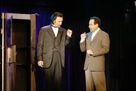 Monk – (v.li.) Steve Valentine (Karl Torini), Tony Shalhoub (Adrian Monk).