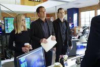 Navy CIS – Die Tochter von der hochrangigen Navy-Offiziellen Sarah Porter wird entführt. McGee (Sean Murray, r.), Tony (Michael Weatherly, M.) und Bishop (Emily Wickersham, l.) ermitteln ...