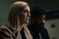 The Outlaws – Sergeant Haines (Grace Calder) und DS Selforth (Kojo Kamara) kommen der Lösung des Falls immer näher. Ein genauerer Blick auf die Beweise bringt die entscheidende Erkenntnis.