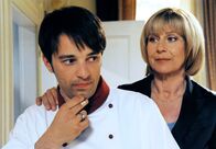 Sturm der Liebe – ARD STURM DER LIEBE FOLGE 1317 Uhr im ERSTEN. Robert (Lorenzo Patané, l.) versucht sich damit abzufinden, dass er Eva verloren hat; Charlotte (Mona Seefried, r.) spricht ihm Mut zu.
