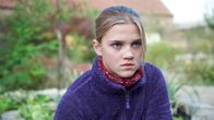 SOKO Wismar – Lisa Jensen (Nele Trebs), Tochter eines Hundezüchters, findet am frühen Morgen ihren Nachbarn Frank Stargard tot in seinem Garten liegen.