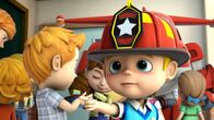 Super Wings – Lukas hat sich einen eigenen Feuerwehrhelm bestellt.