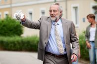 neoriginal: Aufgestaut – Herr Schneider (Daniel Friedrich) traut seinen Augen nicht: Ist das sein Enkelsohn, der sich da vorne auf die Straße geklebt hat?
