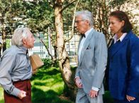 In aller Freundschaft – MDR Fernsehen IN ALLER FREUNDSCHAFT FOLGE 158, "Der Kurschatten" Uhr. Charlotte (Ursula Karusseit, rechts) hat auf ihrer Kur den charmanten Karl Willing (Robert Rober) kennengelernt. Als er sie in der Sachsenklinik aufsucht, gerät Friedrich (Fred Delmare, links) ausser Rand und Band...