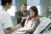 Tatort – Sandra Voigt (Claudia Eisinger, r) ist von einem Auto erfasst worden und ist zu Untersuchungen im Krankenhaus. Ihr Stiefvater Leo Voigt (Werner Wölbern, M) ist froh, dass nicht mehr passiert ist.