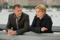 Der Chinese – Staffan (Michael Nyqvist), Brigitta Roslin (Suzanne von Borsody).