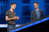 Gefragt - Gejagt – Moderator Alexander Bommes (r.) mit dem Kandidaten Dominik Gürtler (l.).