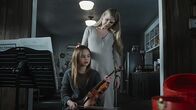 American Horror Story – Alma Gardner (Ryan Kiera Armstrong, l.); Doris Gardner (Lily Rabe, r.)