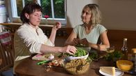 Zu Tisch ... – Zu Tisch Nordbaden – Deutschland Margrit Arnold und Dagmar Graser schälen Erbsen für den Grünkernrisotto Copyright: SRF/Gero von Schneider-Marientreu