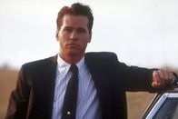 Halbblut – FBI-Agent Raymond Levoi (Val Kilmer) - selbst zu einem Viertel indianischer Abstammung - soll einen mysteriösen Mordfall in einem Indianerreservat der Oglalas in den Badlands von Süd-Dakota aufklären ...