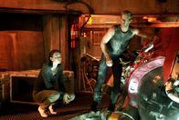 Deep Blue Sea – Dr. Susan McCallister (Saffron Burrows) und Carter Blake (Thomas Jane) inspizieren die kaputte Tauchkapsel.