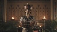 Legendäre Pharaonen – Nach ihrer Krönung lässt Hatschepsut sich als Mann darstellen. Sie trägt einen falschen Kinnbart und die Krone Ober- und Unterägyptens.