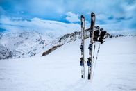 Langlauf: Weltcup – Ski equipments on snow slope
