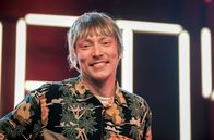 Comedy Clash – Der Berliner Abdel Boudii berichtet von kulturellen Begegnungen im O2-Shop. Die Ex-New Yorkerin Tamika Campbell kennt keine guten deutschen Schimpfwörter und der Würzburger Robert Alan (Foto) weiß um die Schattenseiten des Drogenkonsums. Wer setzt sich durch?